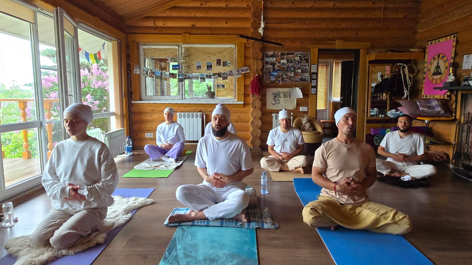 Фильм про йогу и центр медитации Сат Нам