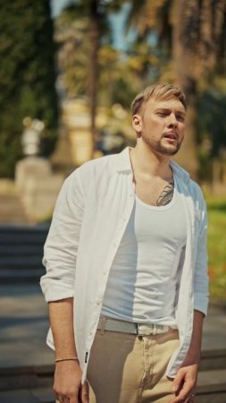 "Почему на твоих щеках дождь,
Пьяный ветер унёс любви след, 
А на сердце моём твоя любовь - тату…