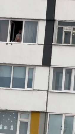 Новый Уренгой.День молодёжи.Парочка открыла окно и внимательно смотрела концерт !!!