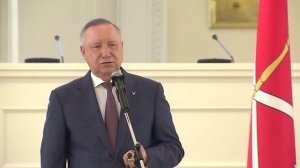 Александр Беглов провел торжественное вручение ключей от квартир на День ветеранов.