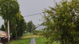 Дождь капает на дорожку, счастливая и уютная жизнь в деревне