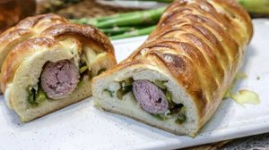 Пирог-плетенка с колбаской для жарки и спаржей с чесноком