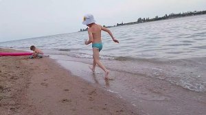 Купаемся на песочном пляже Иссык-Куля в Чолпон-Ата.Очень красивое место