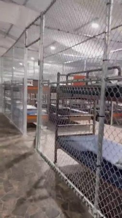 Так выглядит "Алькатрас с аллигаторами" для мигрантов изнутри 

Центр содержания нелегальных мигрант