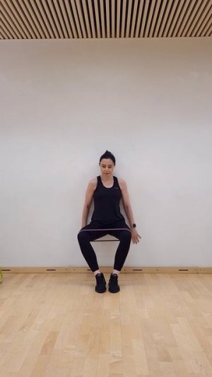 Разведение коленей с резинкой у стены (дом)