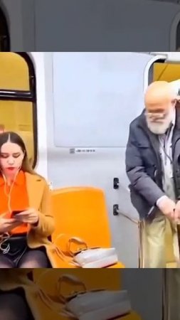 Дед наказал наглую девку в метро.