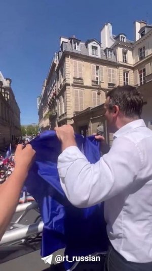 🇫🇷❌🇪🇺Лидер французской партии «Патриоты» разорвал флаг НАТО в Париже
Филиппо заявил, что…🔽🔽🔽