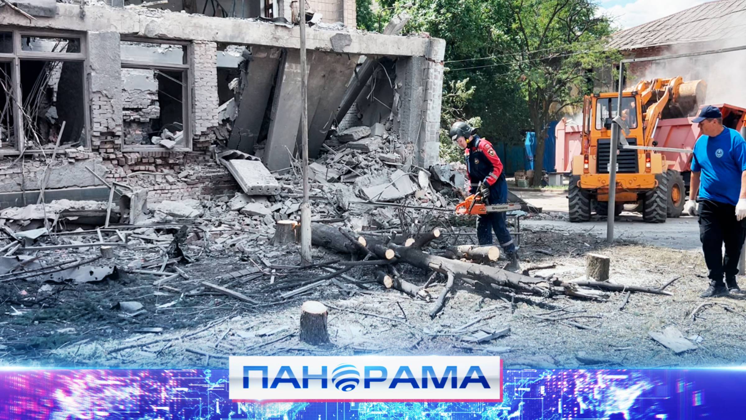 Донецк латает раны: спасатели и коммунальщки устраняют последствия ночного обстрела в районе ЦУМа