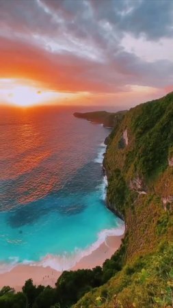 Известный пляж Kelingking Beach на острове Нуса Пенида славится своим утёсом в форме тираннозавра...