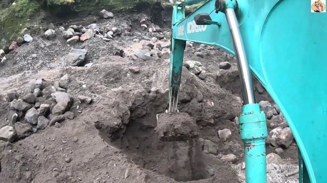 Строительство, экскаватор копает чёрный песок