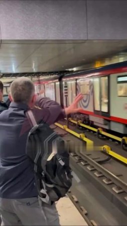 В московском метро мужчина уснул на путях, и даже проезжающий над ним поезд не сумел его разбудить.