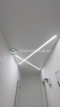 Натяжной потолок в прихожей со световыми линиями от сток-потолок #натяжные_потолки