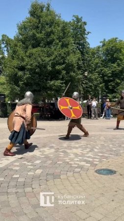 🤯 В центре Краснодара произошел настоящий средневековый поединок