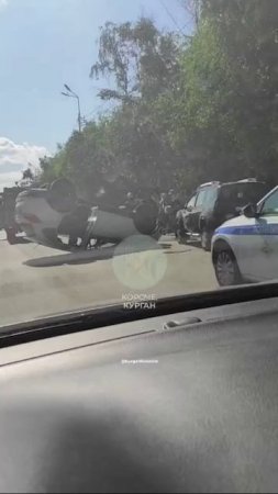 Опрокинутый автомобиль заметили на дороге в Энергетиках.