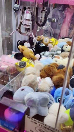 Достаём классного котика из автомата с игрушками!
