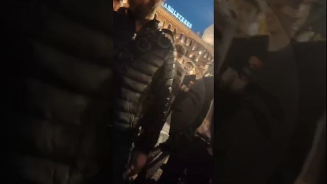 Иностранные специалисты устроили дикие пляски с матами и музыкой прямо перед Исаакиевским собором