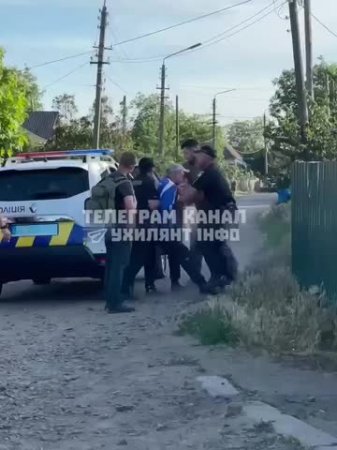 В Первомайске (Николаевская область) полиция и ТЦК отговаривают мужика идти воевать, а он упертый...