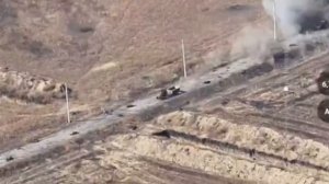 Российский боец на квадроцикле с тележкой прорывается сквозь установленные на дороге мины…🔽🔽🔽