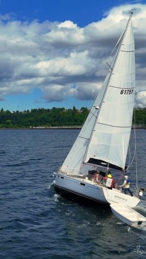 🌬️ Ветер в парусах и небо в объективе ⛵
Снято дроном DJI Mini — парусная лодка красиво идёт по зал