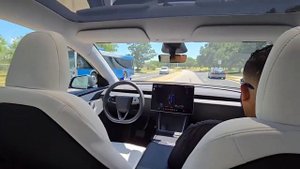 На улицах Остина можно увидеть беспилотные такси Tesla Model Y
