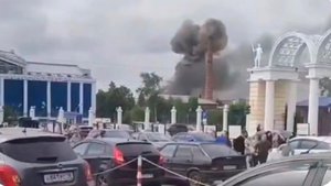 Момент атаки беспилотников ВСУ на Ижевск сняли на видео.