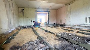 Наконец-то началось. Устанавливаем маяки для черновой стяжки. Стройка в доме продолжается.