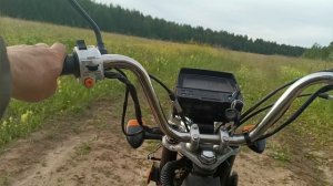 Бездорожье грунтовой дороге с мотоциклетном 72 кубический двигатель