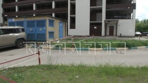 Бизнесмен захватил в собственность 1,5 сотки земли посреди двора и не пропускает жителей по дороге