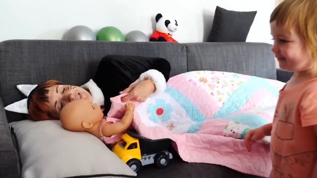 Привет Бьянка - Песенка про кошку. Маша Капуки и Бьянка играют вместе