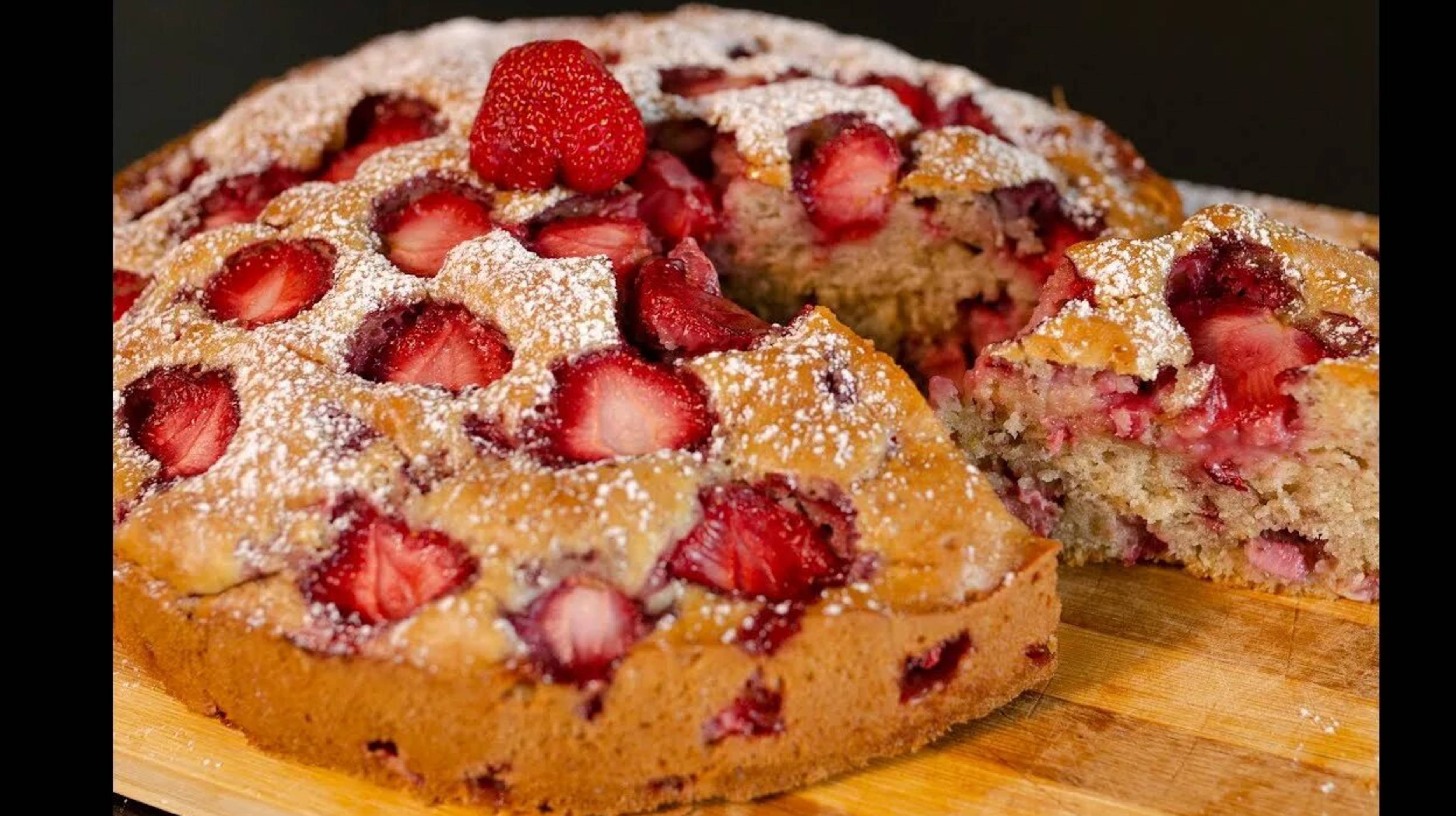 Шарлотка с клубникой 🍓! Очень сочная, вкусная! Рецепт выручалочка!