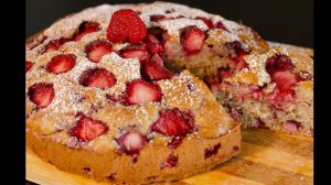 Шарлотка с клубникой 🍓! Очень сочная, вкусная! Рецепт выручалочка!