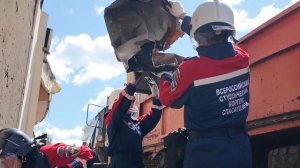 Последствия вчерашнего обстрела рынка в Донецка. Погибла женщина, 3 человека получили ранения.