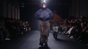 Показ коллекции Juun J осень-зима 2025-2026 тема "COVERUNCOVER"