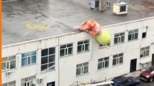 Пришелец убежал с крыши офиса в дождик ☔!