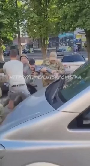 Шесть бугаёв из тцк запаковали инвалида.