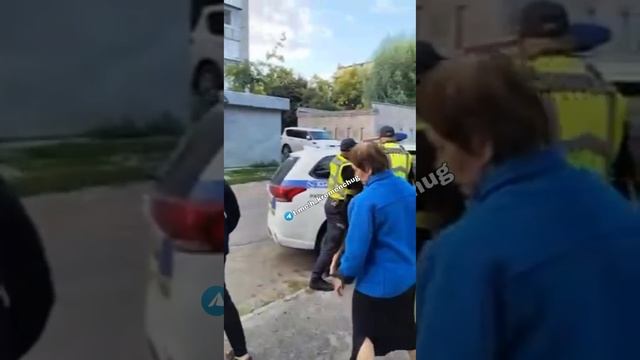 В Кременчуге полицай жестко опрокинул пожилую женщину