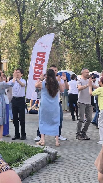 Танцы шманцы обжиманцы.