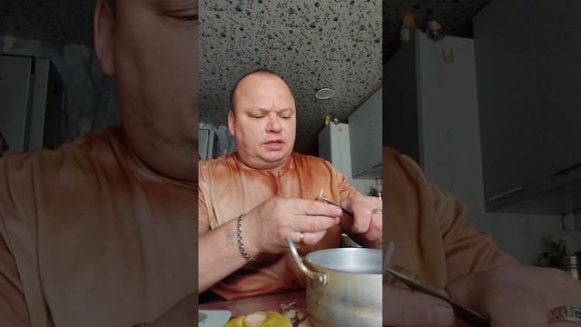 Буду варить грибы, а потом тушить со сметаной 🤤