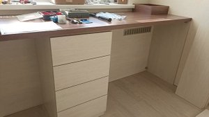 Сдвоенный встроенный стол в детской (102/577)