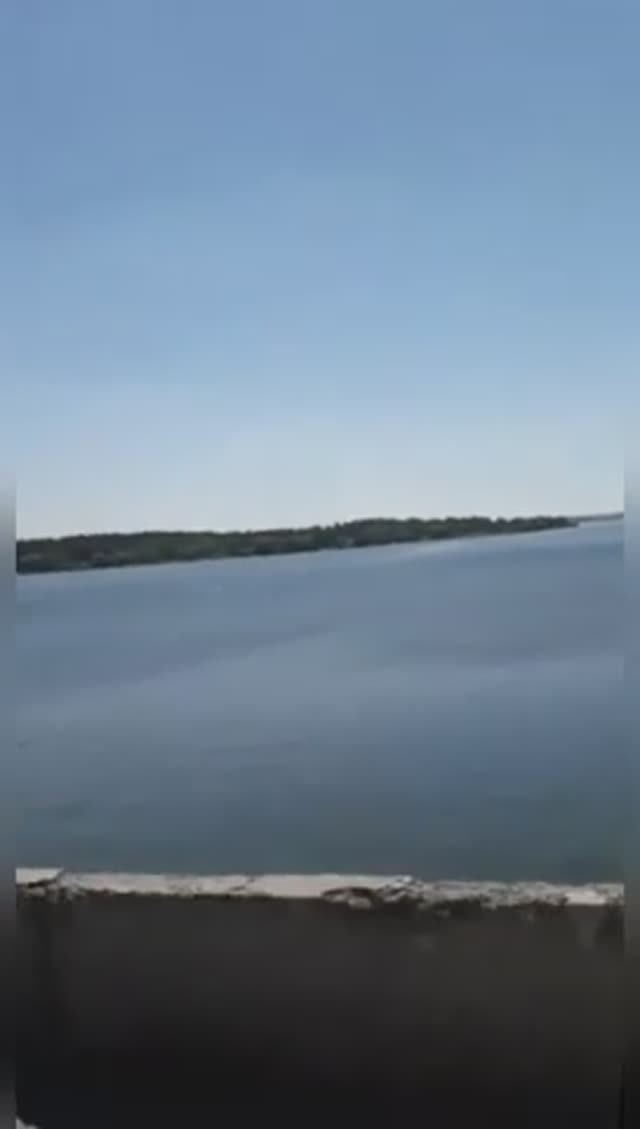 Едем по мосту Шершневского водохранилища.