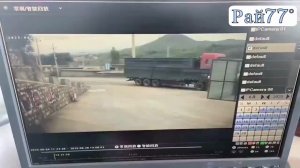 Колесо отлетело от большегруза и чудом не поразило сотрудников заправки