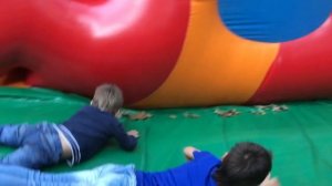 СУПЕР БАТУТ для детей ИГРА крутые ГОРКИ Игры Для Детей БОЛЬШОЙ БАТУТ Жизнь Животных