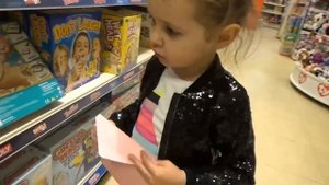 Мистер Макс • Mister Max - Челлендж 100 за 10   Макс и Катя покупают все сами в магазине   Девочки п