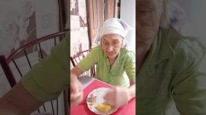 простая деревенская еда,беседа за столом