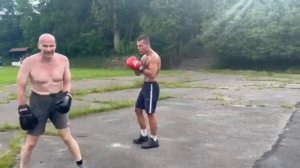 Прямий у голову: знизу у підборіддя