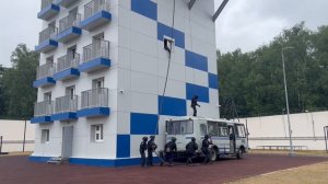 Учебная отработка действий полиции по освобождению заложников из автобуса.