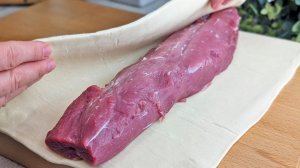 Просто заверните мясо в слоеное тесто и удивите своих гостей