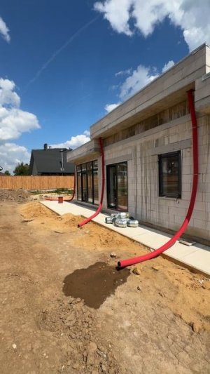 Одноэтажный дом из газобетона с плоской кровлей и большой верандой