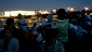 Ночная проулка на теплоходе по Неве в Питере на разводе мостов в период Белых ночей.