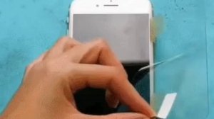 Это реально работает, попробуйте так клеить стекло на смартфон.